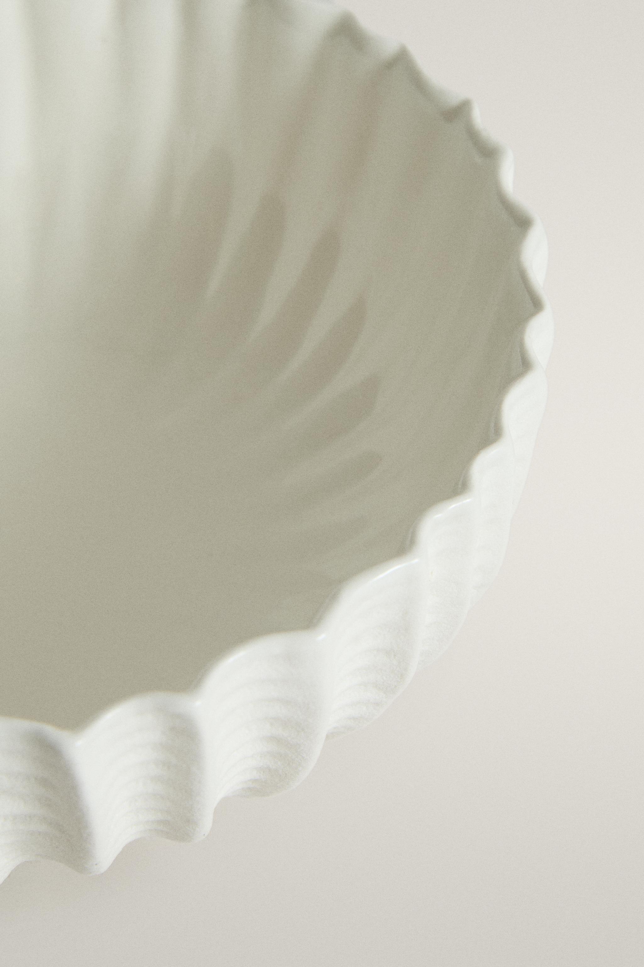 SALADIER EN GRÈS À RELIEF
