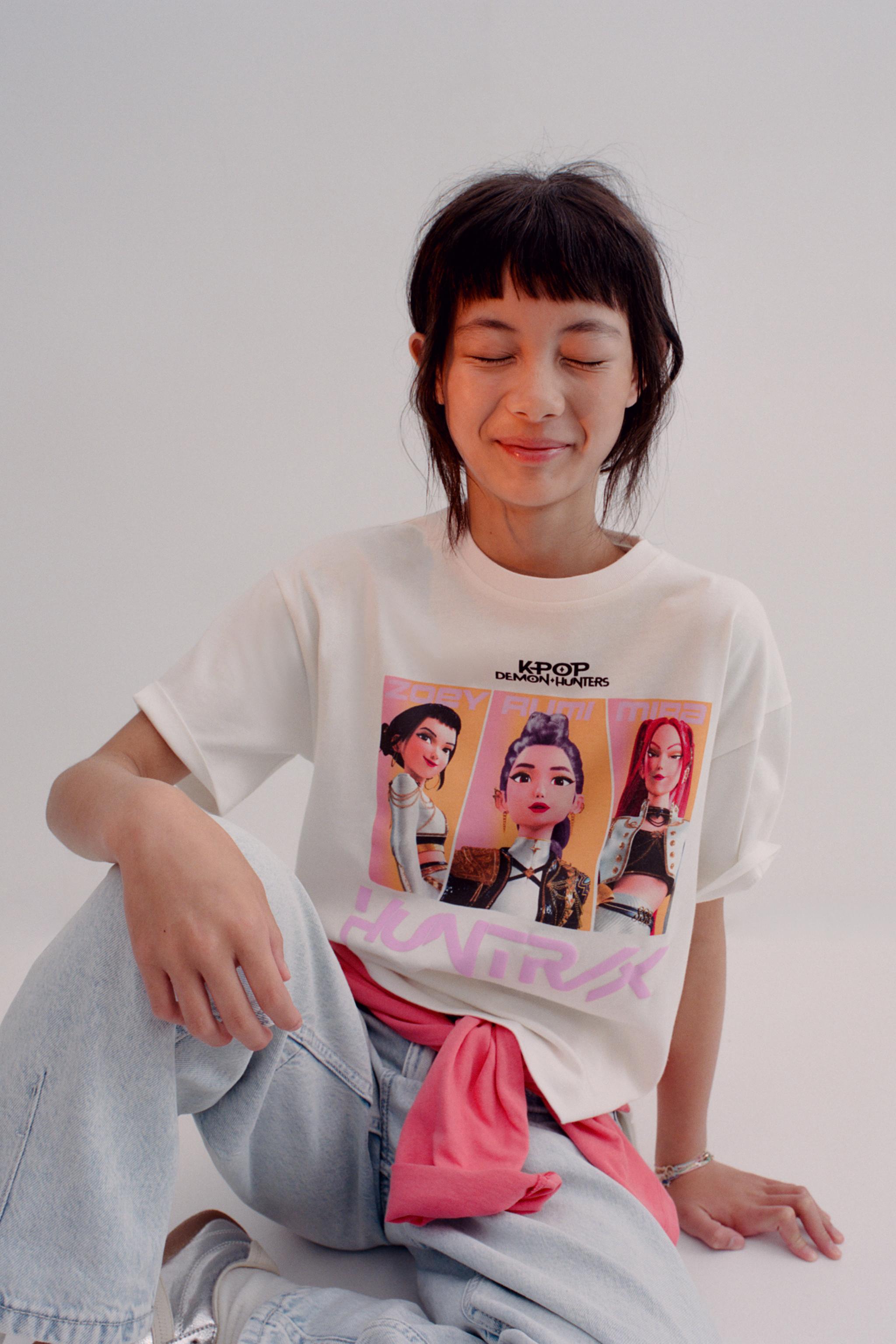 KPOP DEMON HUNTERS™ NETFLIX © T-SHIRT — Oyster-white