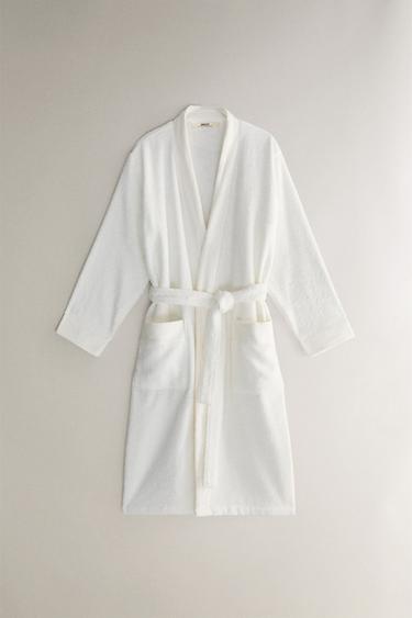 COTTON BATHROBE WITH SATEEN APPLIQUÉ - أبيض مكسور الخاص بـ Zara