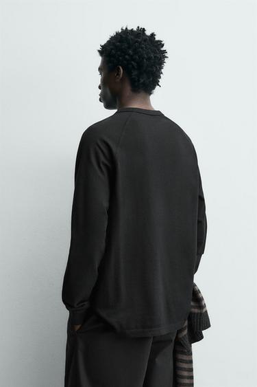 T-SHIRT À COL TUNISIEN - Noir de Zara - Image 2