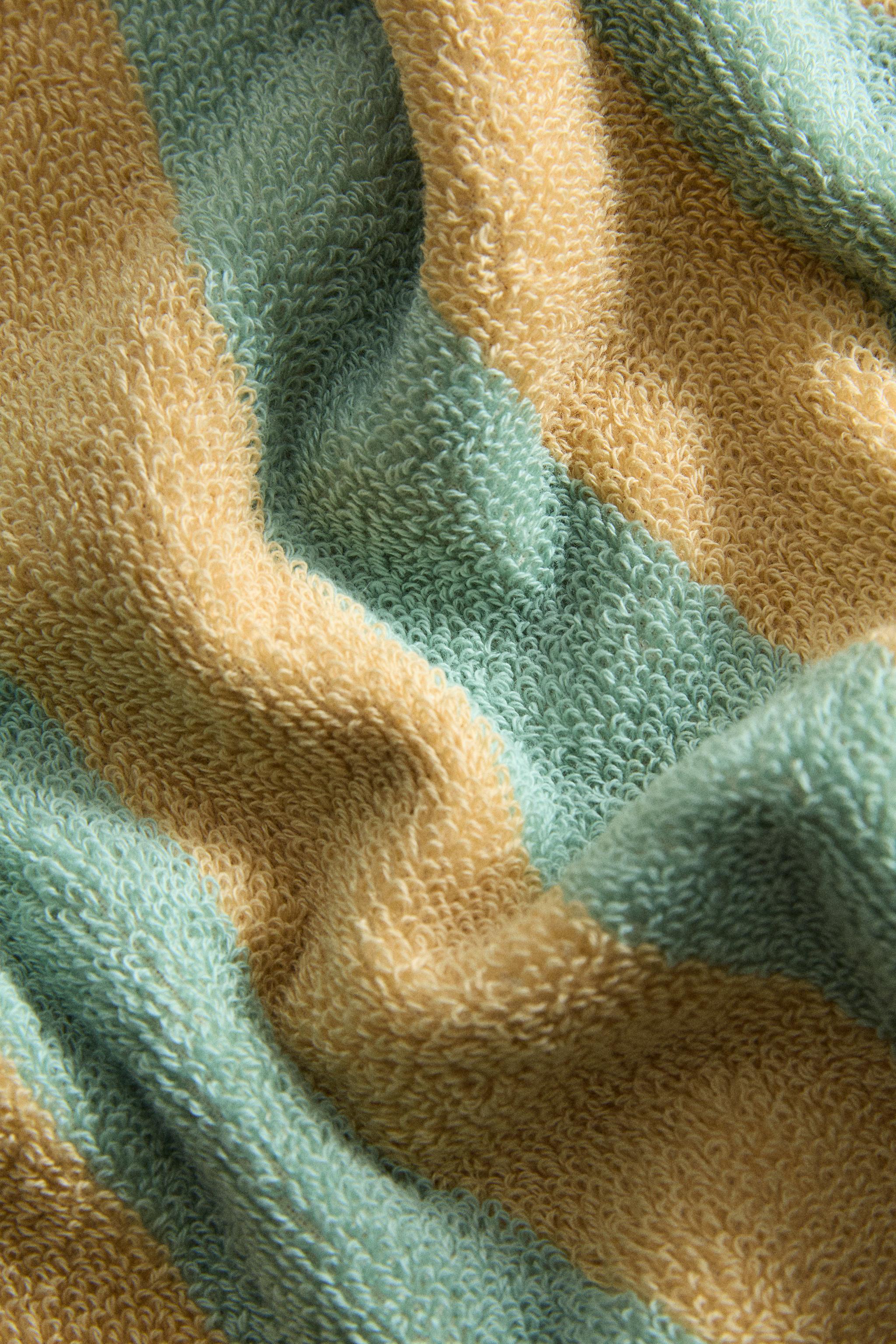 STRIPED BATH TOWEL WITH TOPSTITCHING
