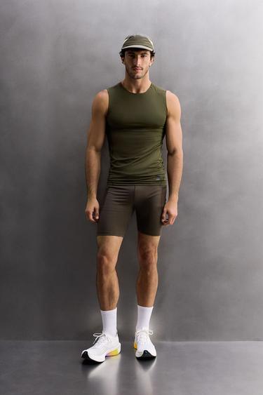 تيشرت تانك ضاغط - كاكي داكن الخاص بـ Zara