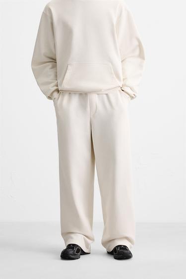 بنطلون رياضي بقصة واسعة بيزك - أبيض مكسور الخاص بـ Zara