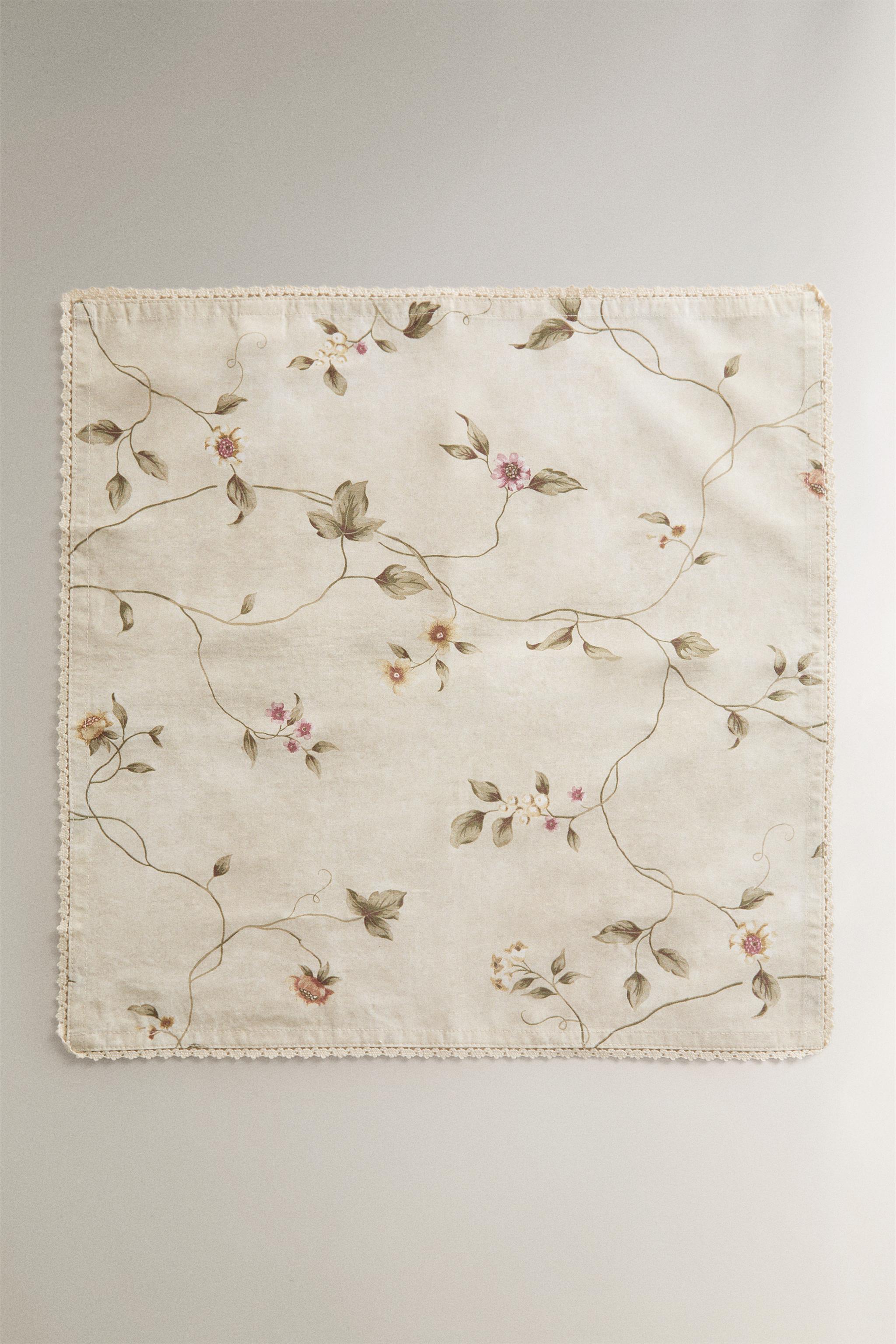 LOT DE 2 SERVIETTES IMPRIMÉ FLORAL ET DENTELLE