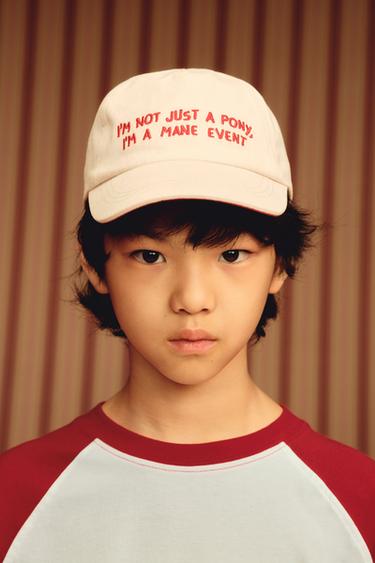 Zara EMBROIDERED TEXT CAP - Ecru / Red
