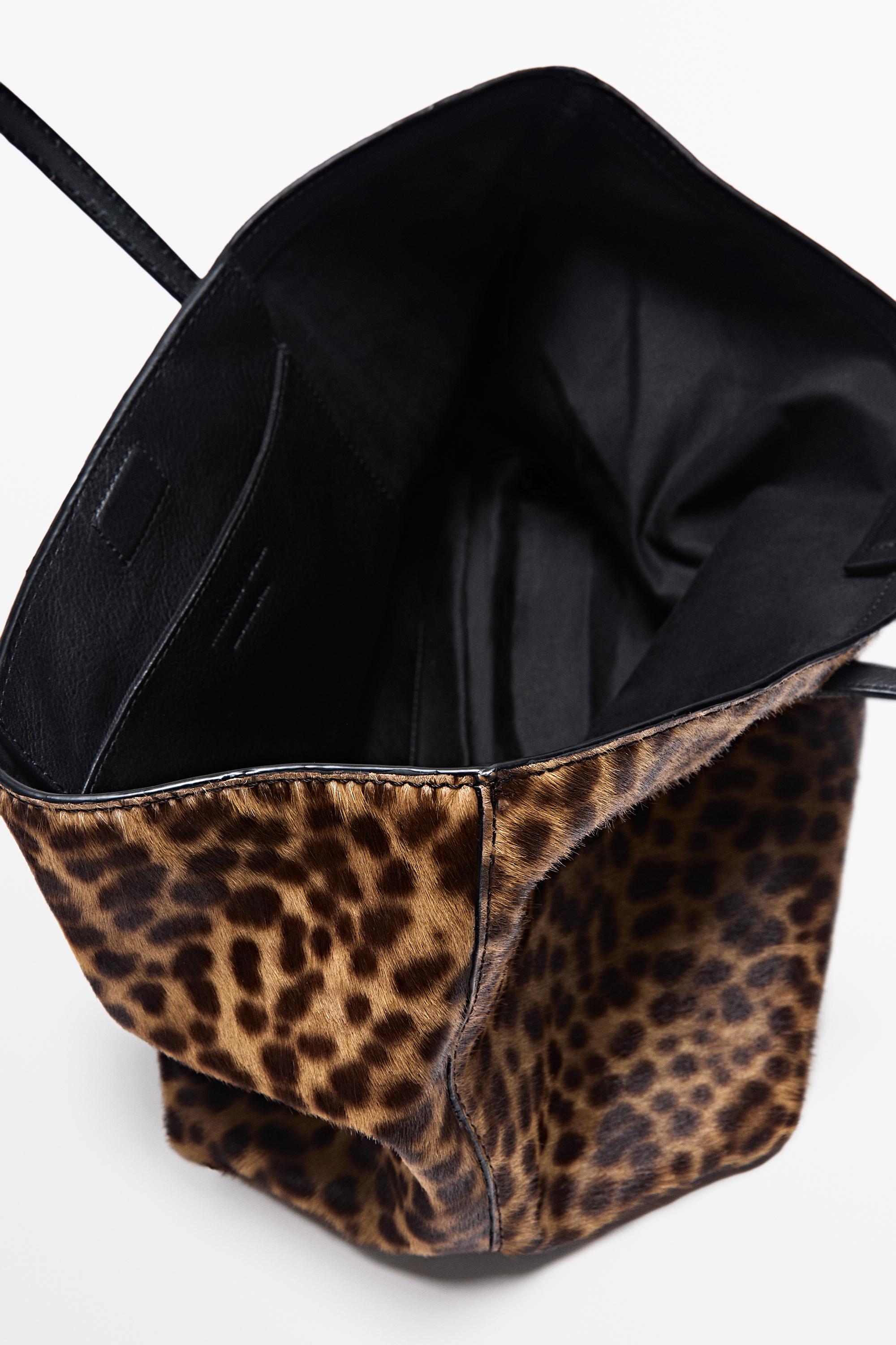 Medium leather tote bag with fur