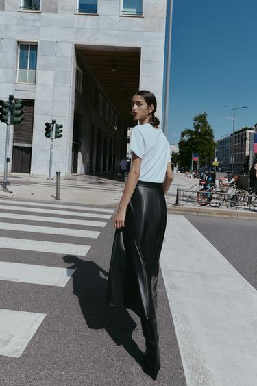 ROBE MIDI COMBINÉE JUPE MATIÈRE SYNTHÉTIQUE - Noir / Blanc de Zara - Image 2