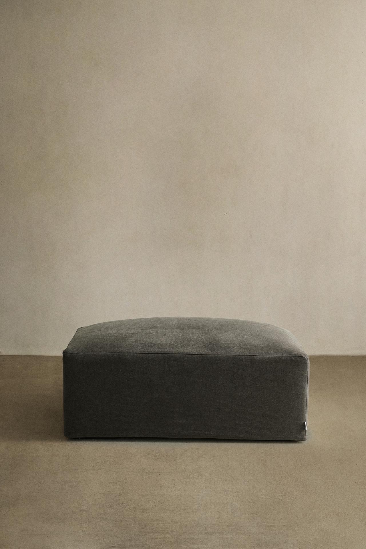 FOOTSTOOL WITH REMOVABLE WASHED LINEN COVER — Dark grey