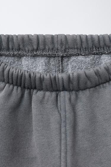 PANTALON DE JOGGING EFFET DÉLAVÉ AVEC ÉTIQUETTE - Gris anthracite de Zara - Image 2