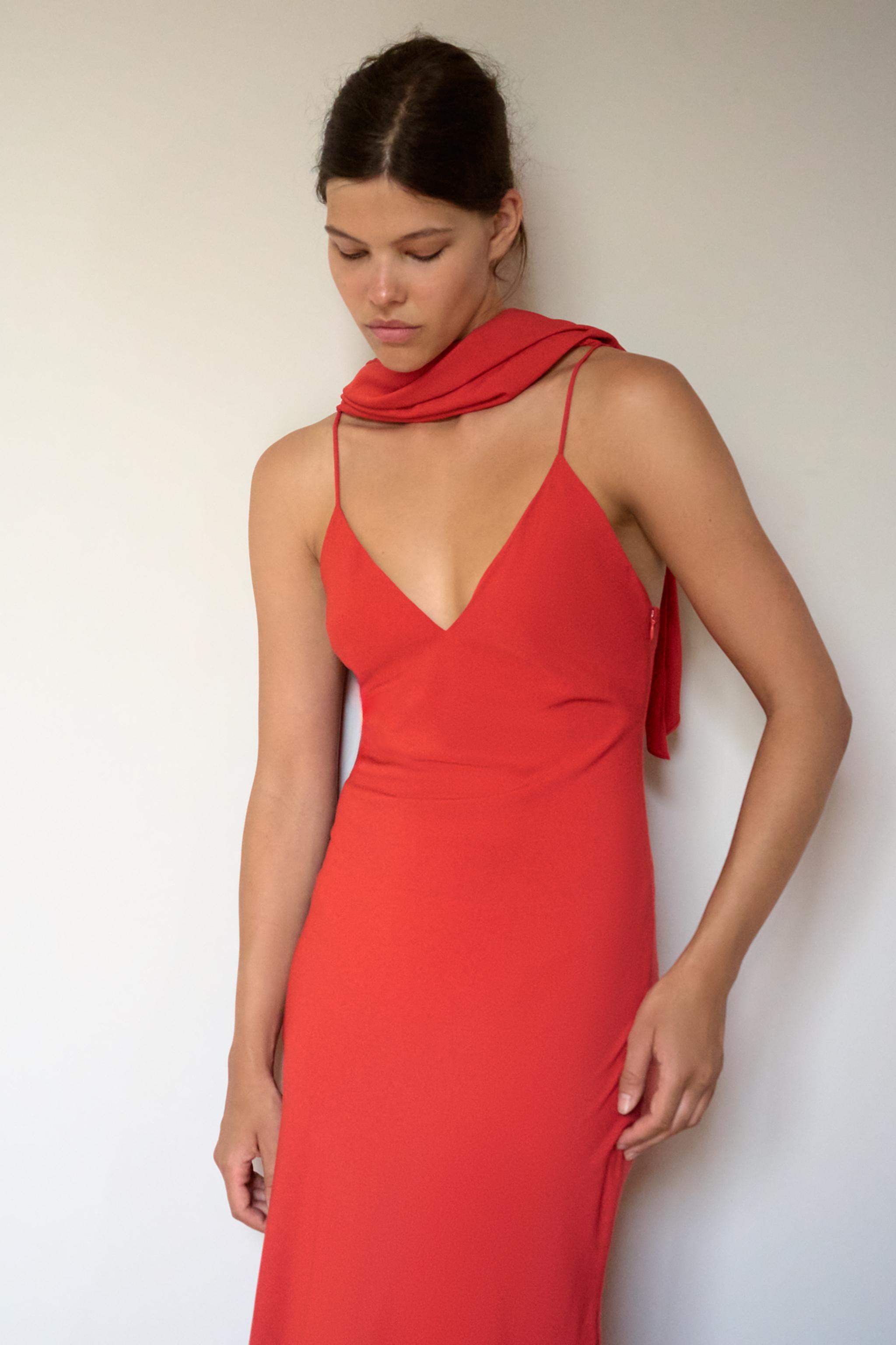 ROBE LONGUE EN GEORGETTE À CAPE