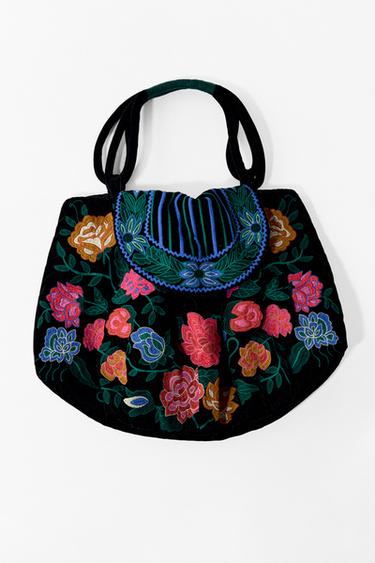 MAXI BOLSO TERCIOPELO BORDADOS FLORES - Negro de Zara