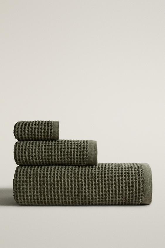 Zara WAFFLE-TEXTURE COTTON BATH TOWEL - Dark bottle green - Image 0
