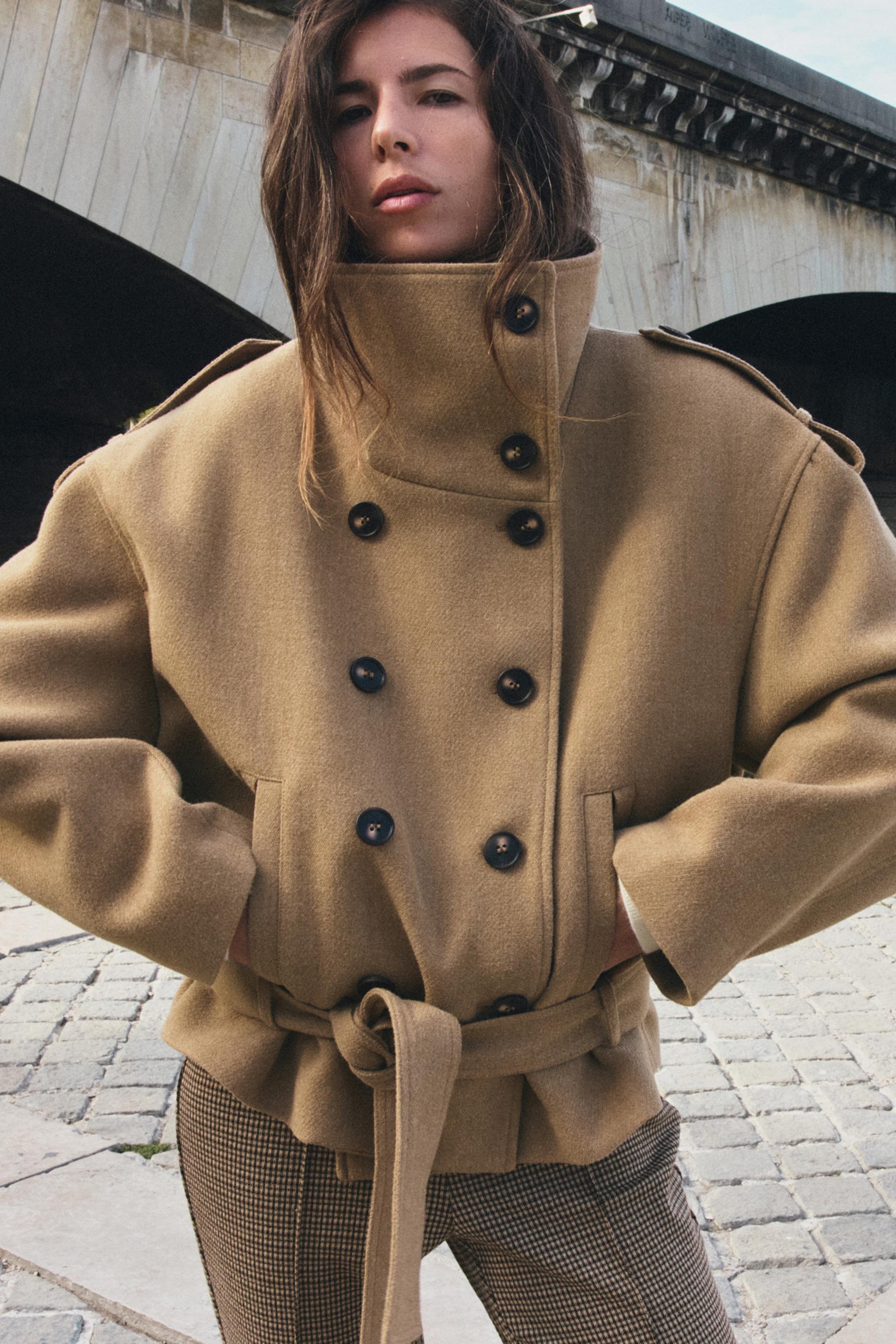 MANTEAU COURT COL MONTANT CEINTURE