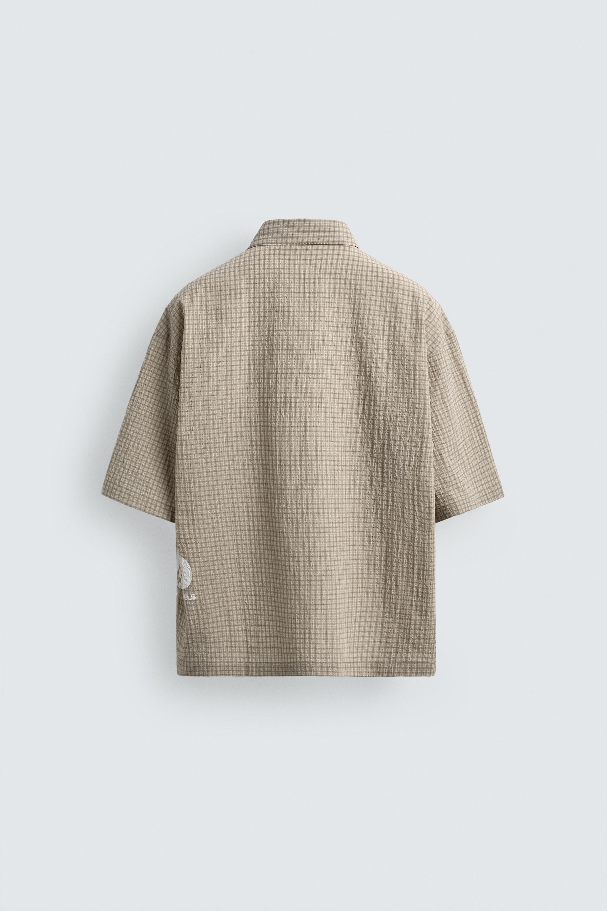 CHEMISE À CARREAUX ET INSCRIPTIONS IMPRIMÉES