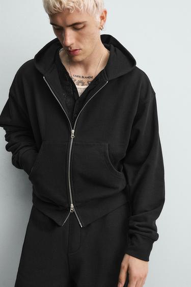 سويت شيرت CROPPED FIT بغطاء رأس - أسود الخاص بـ Zara