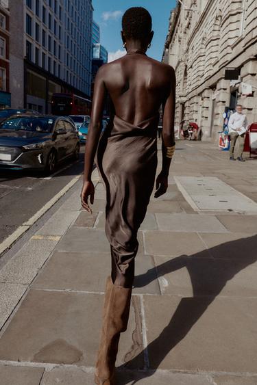 ROBE MIDI SATINÉE ASYMÉTRIQUE - Marron de Zara - Image 2