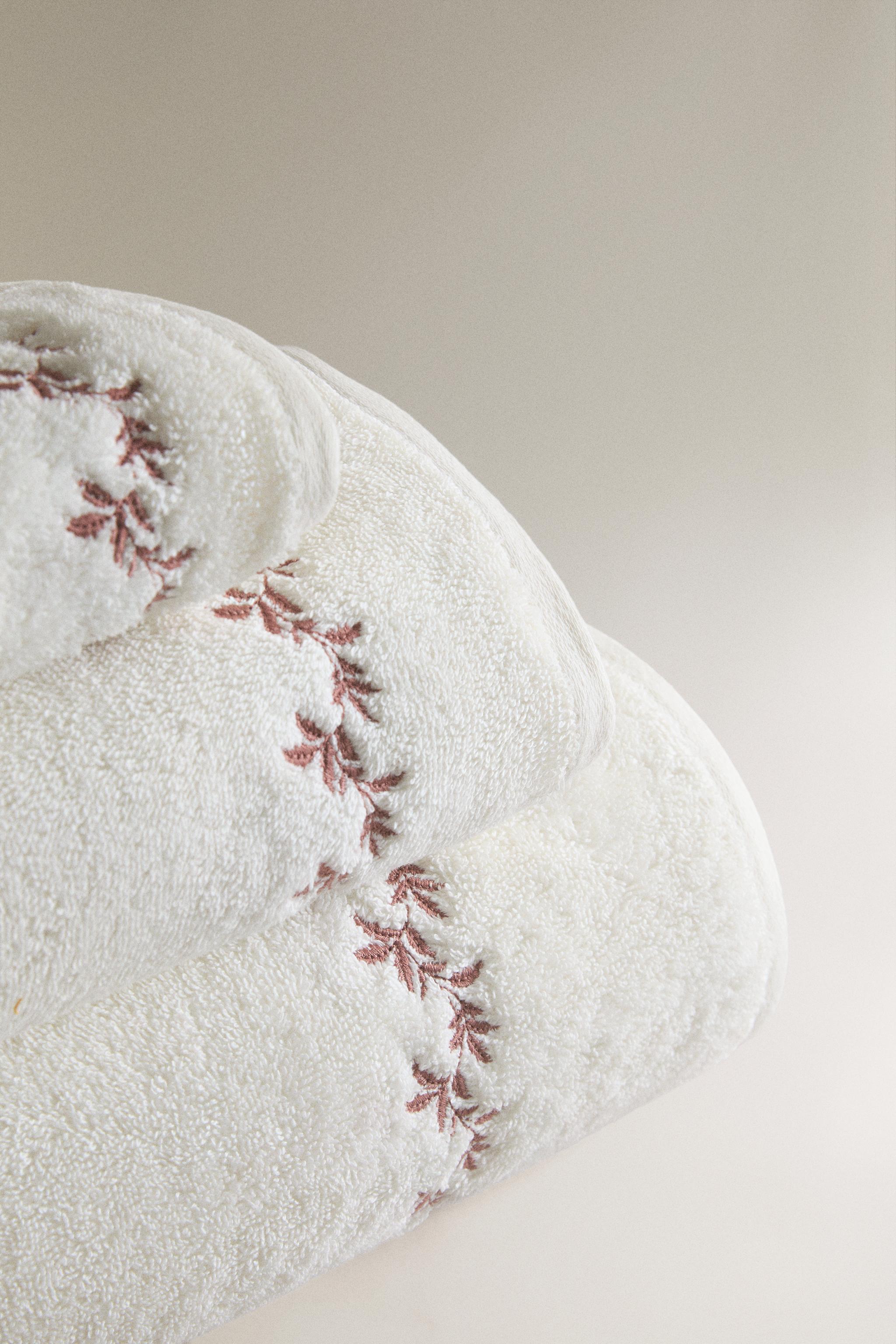 PLANT EMBROIDERY BATH TOWEL — Pale pink