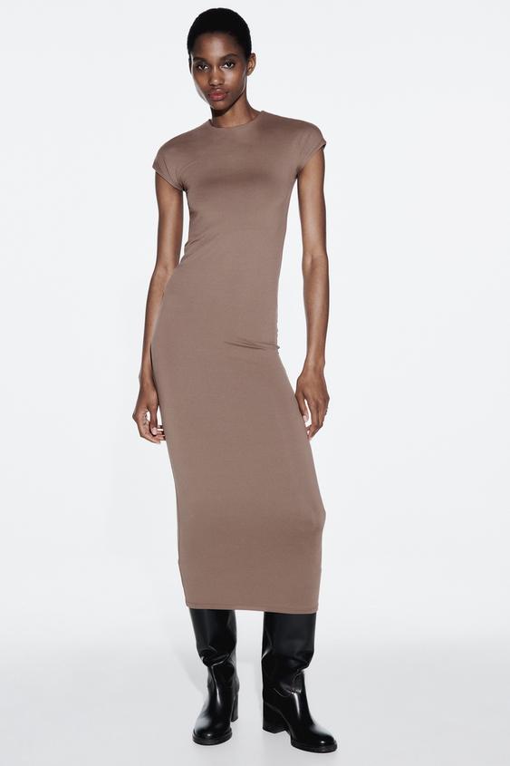 El vestido oversize y cinturón maxi de Zara para estilizar la silueta