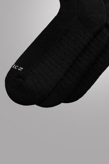 LOT DE TROIS PAIRES DE CHAUSSETTES D'ENTRAÎNEMENT - Noir de Zara - Image 2