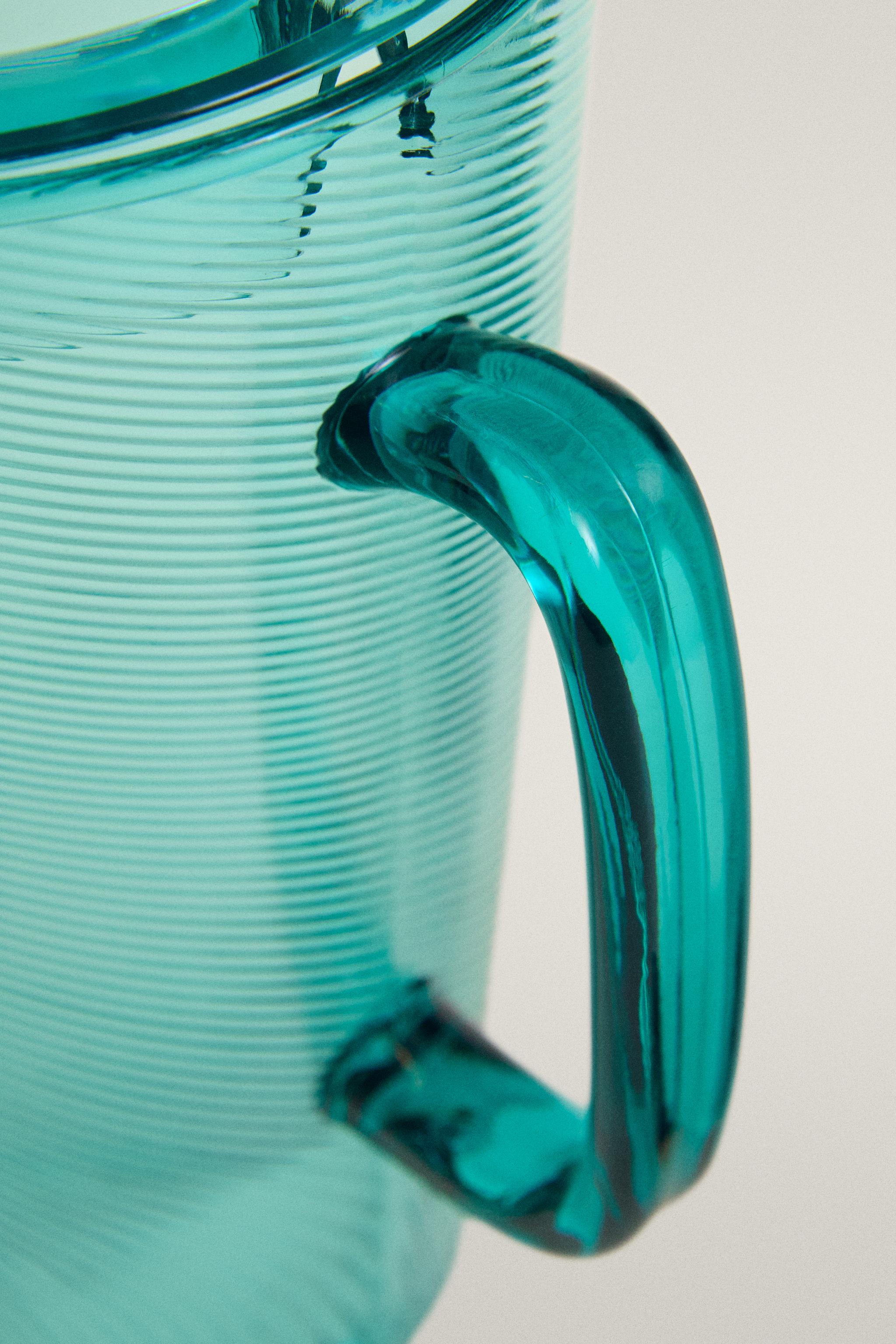 ACRYLIC PITCHER WITH LINES