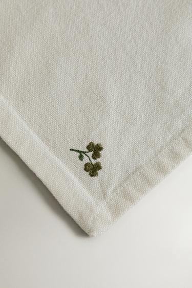 LOT DE SERVIETTES BRODÉES TRÈFLE ET MARGUERITE (LOT DE 2) - Écru de Zara - Image 2