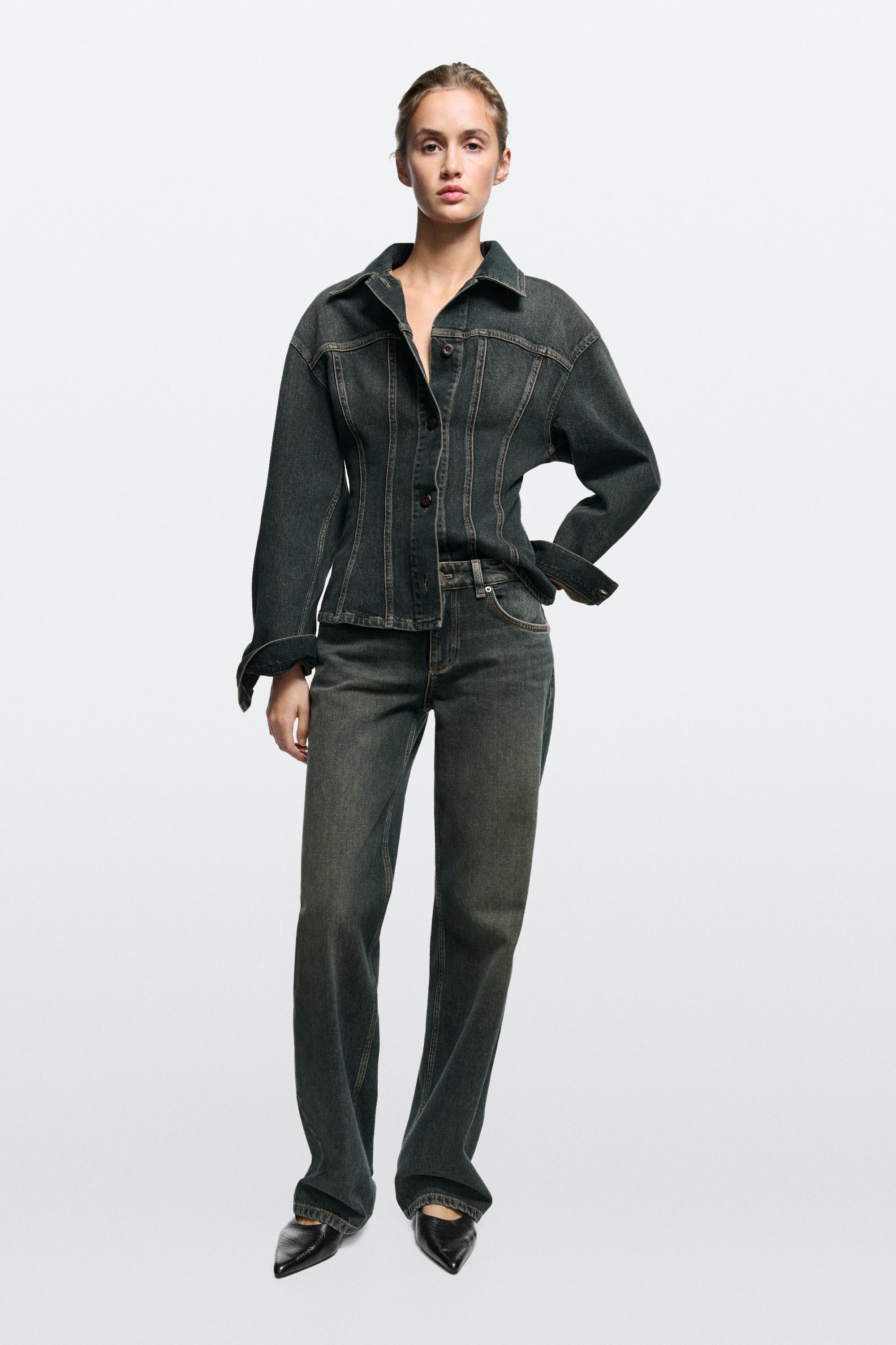 Low-rise straight-leg jeans total look