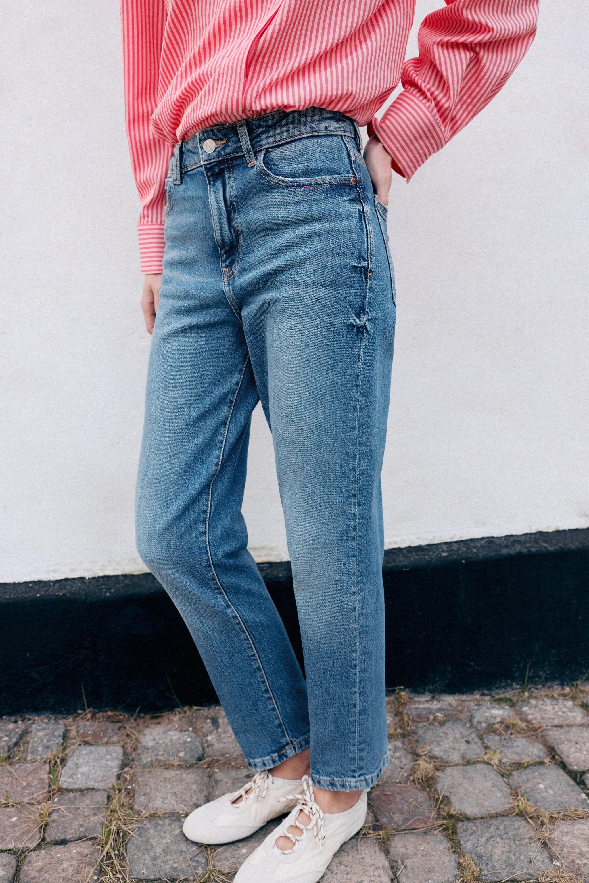 Z1975 HIGH-WAIST MOM FIT JEANS WITH PRESSED CREASE