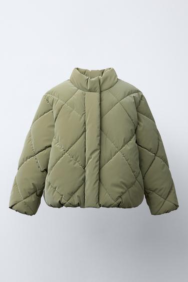 СТЕГАНАЯ КУРТКА ИЗ ПРОРЕЗИНЕННОЙ ТКАНИ — ХАКИ от Zara