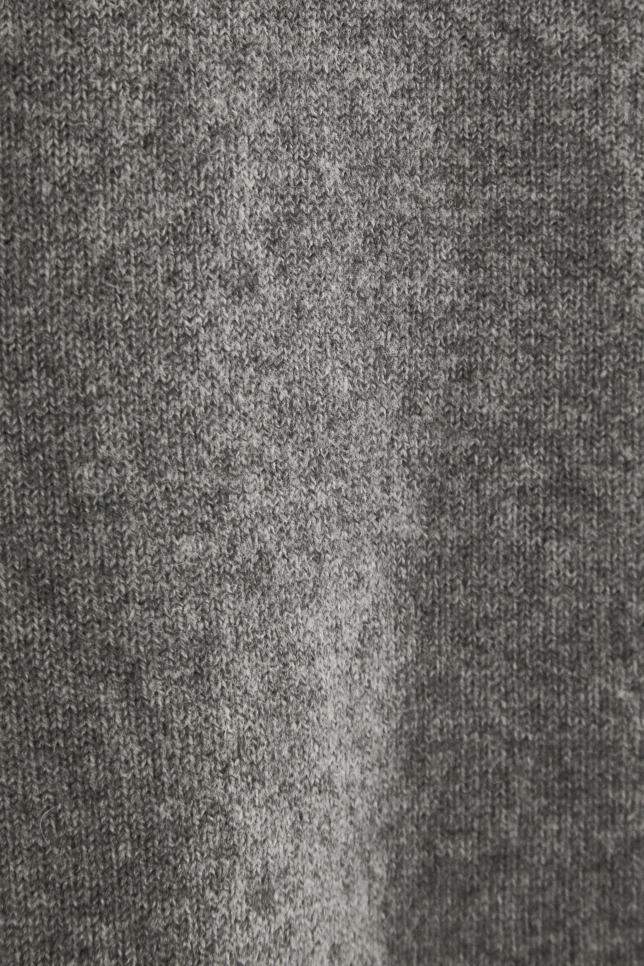 KNIT SWEATER