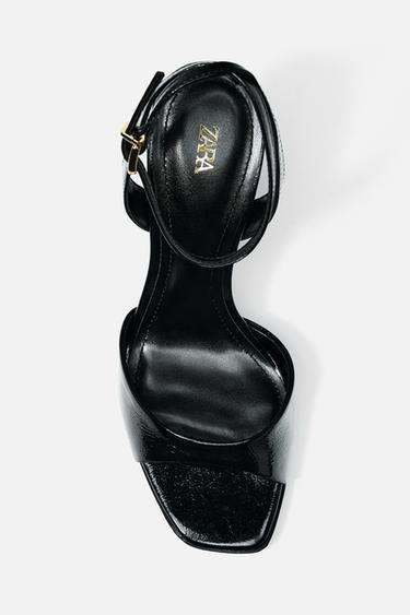 صندل لامع بكعب - أسود الخاص بـ Zara