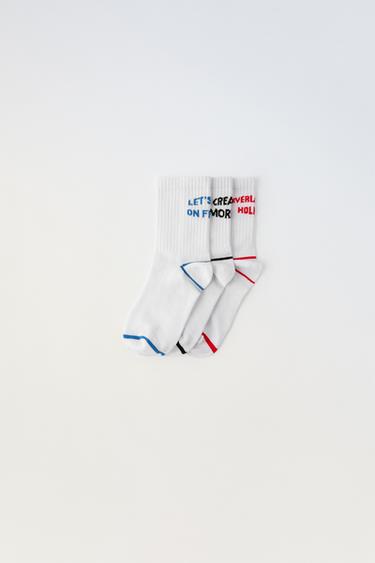 LOT DE TROIS PAIRES DE CHAUSSETTES DE SPORT AVEC INSCRIPTION - Blanc de Zara