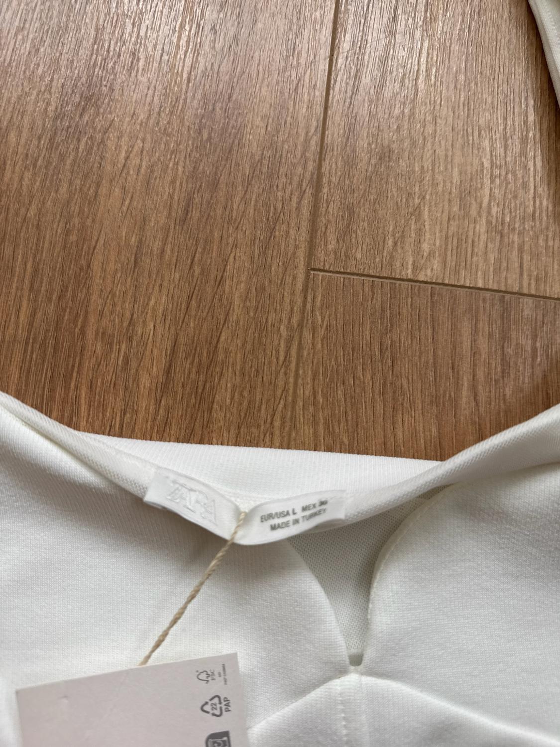 STRAPPY TOP WITH FROG CLOSURE - Image 3