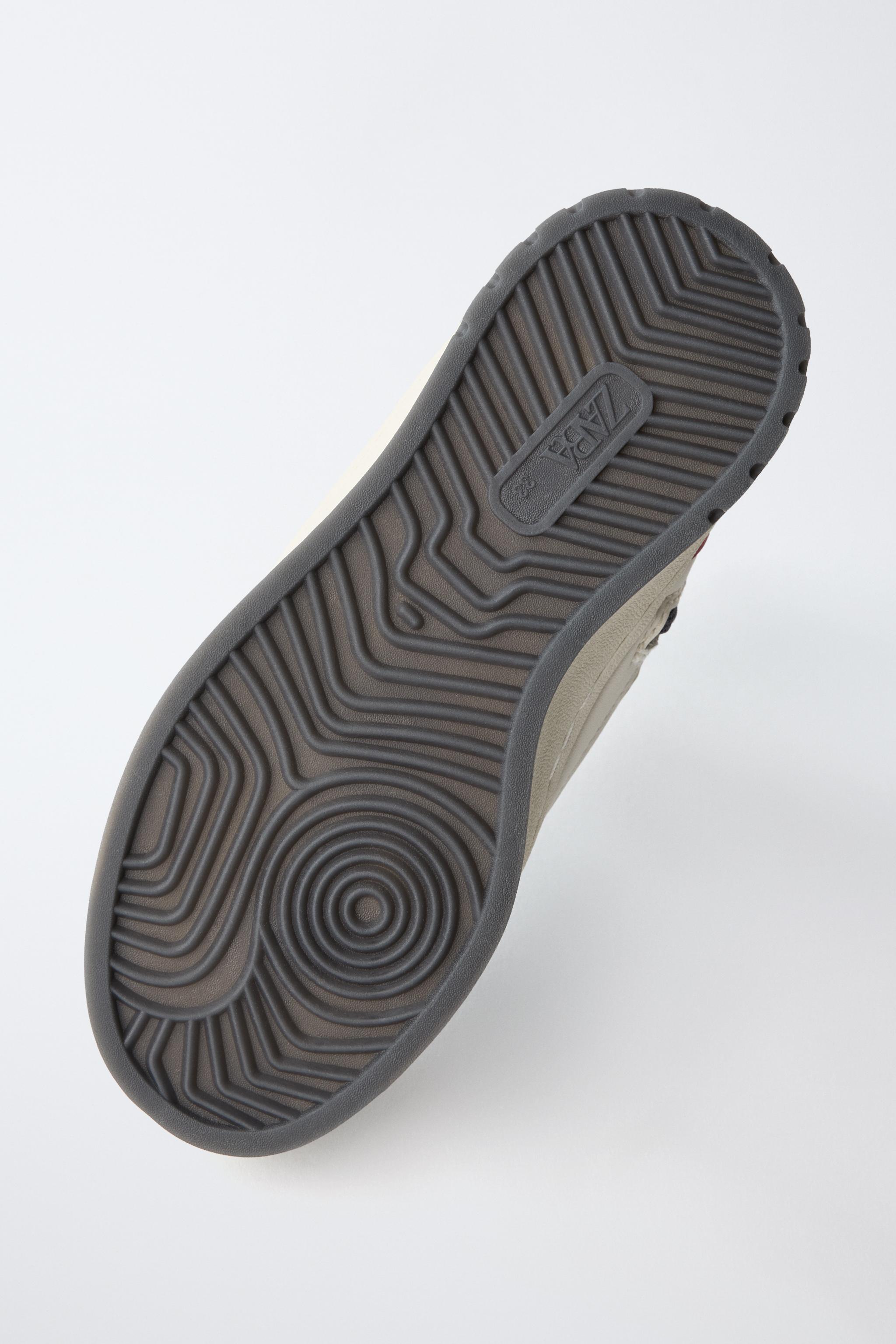 STRANGER THINGS © NETFLIX HIGH TOP SNEAKERS