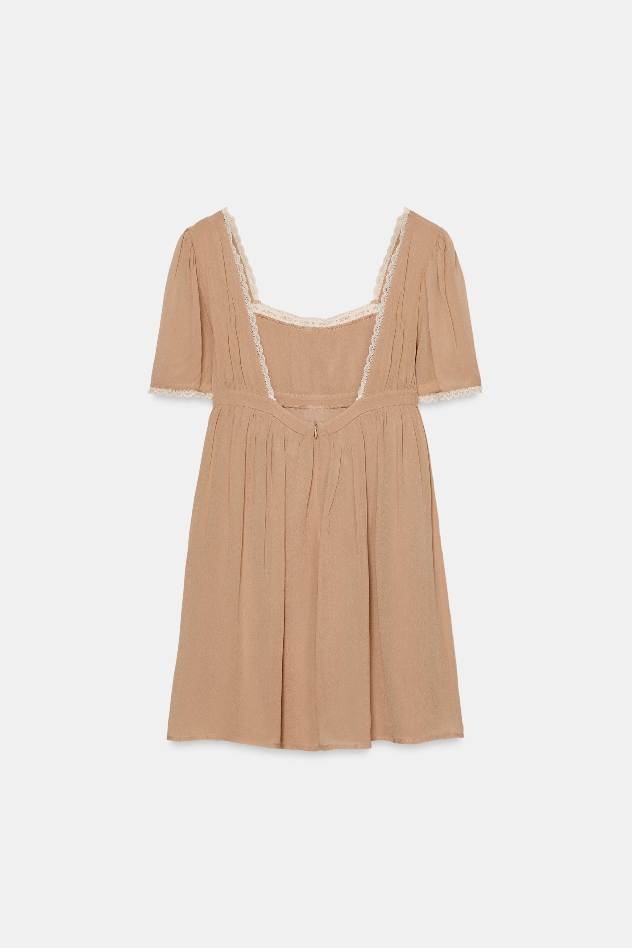ROBE COURTE EN DENTELLE