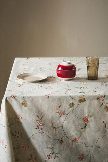 FLORAL PRINT TABLECLOTH WITH LACE TRIM - Green by Zara