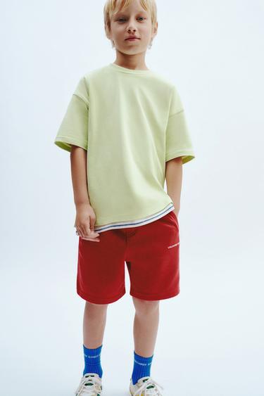 برمودا قطيفة STRAIGHT بنص بارز - أحمر داكن الخاص بـ Zara