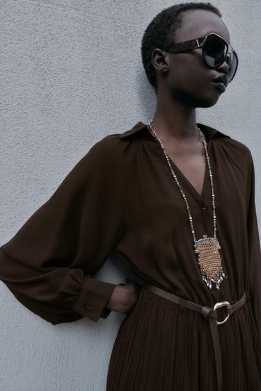 ROBE MI-LONGUE PLISSÉE AVEC CEINTURE - Marron de Zara - Image 2