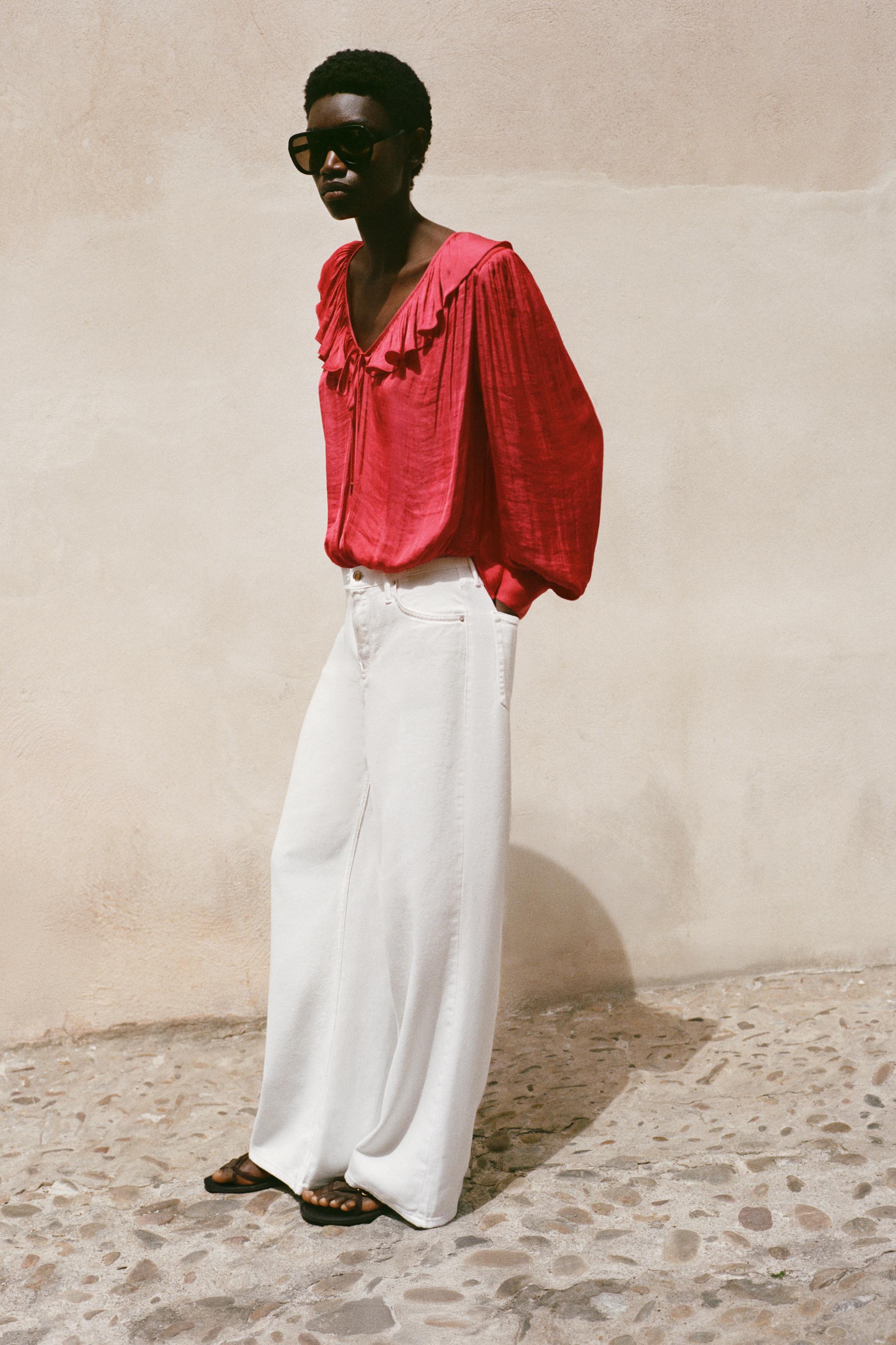 BLOUSE SATINÉE À VOLANTS ET ÉPAULETTES