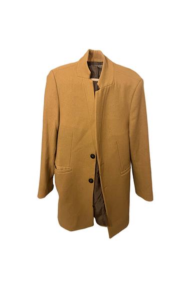 Men's camel coat with two buttons and front pockets. Minimalist and elegant design, hung on a white background.