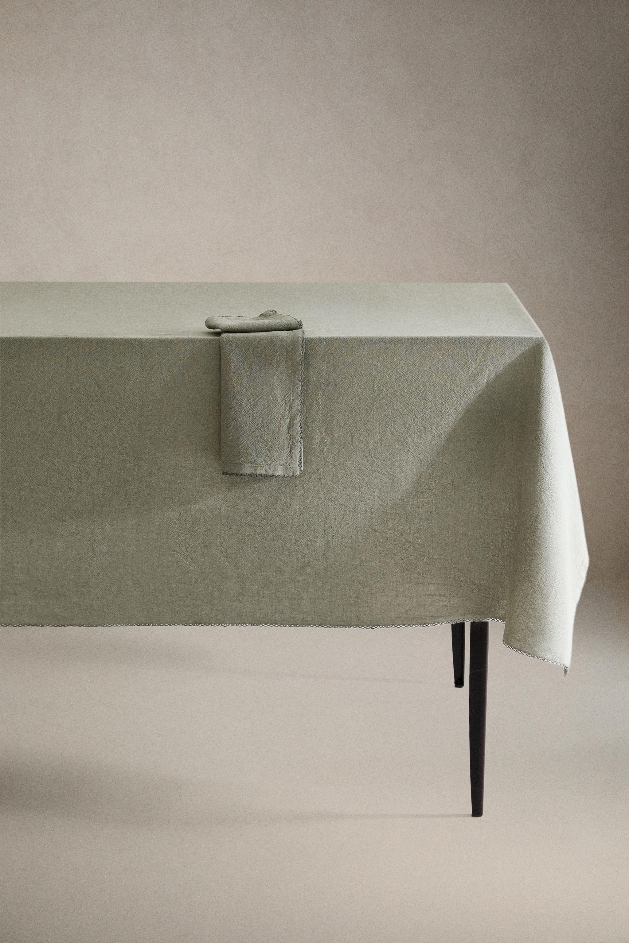 PLAIN DYED THREAD TABLECLOTH