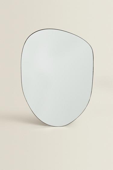 GROTE ASYMMETRISCHE WANDSPIEGEL -  van Zara