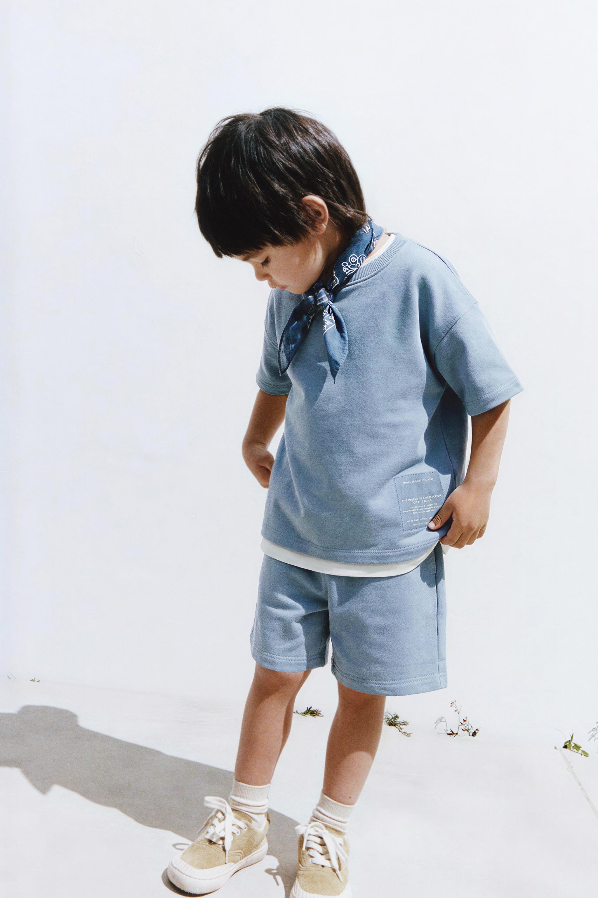 ENSEMBLE JOGGING T-SHIRT ET BERMUDA À ÉTIQUETTE