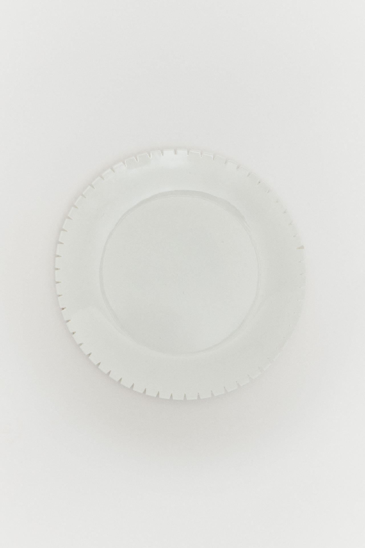 THE DENTATA DESSERT PLATE — White