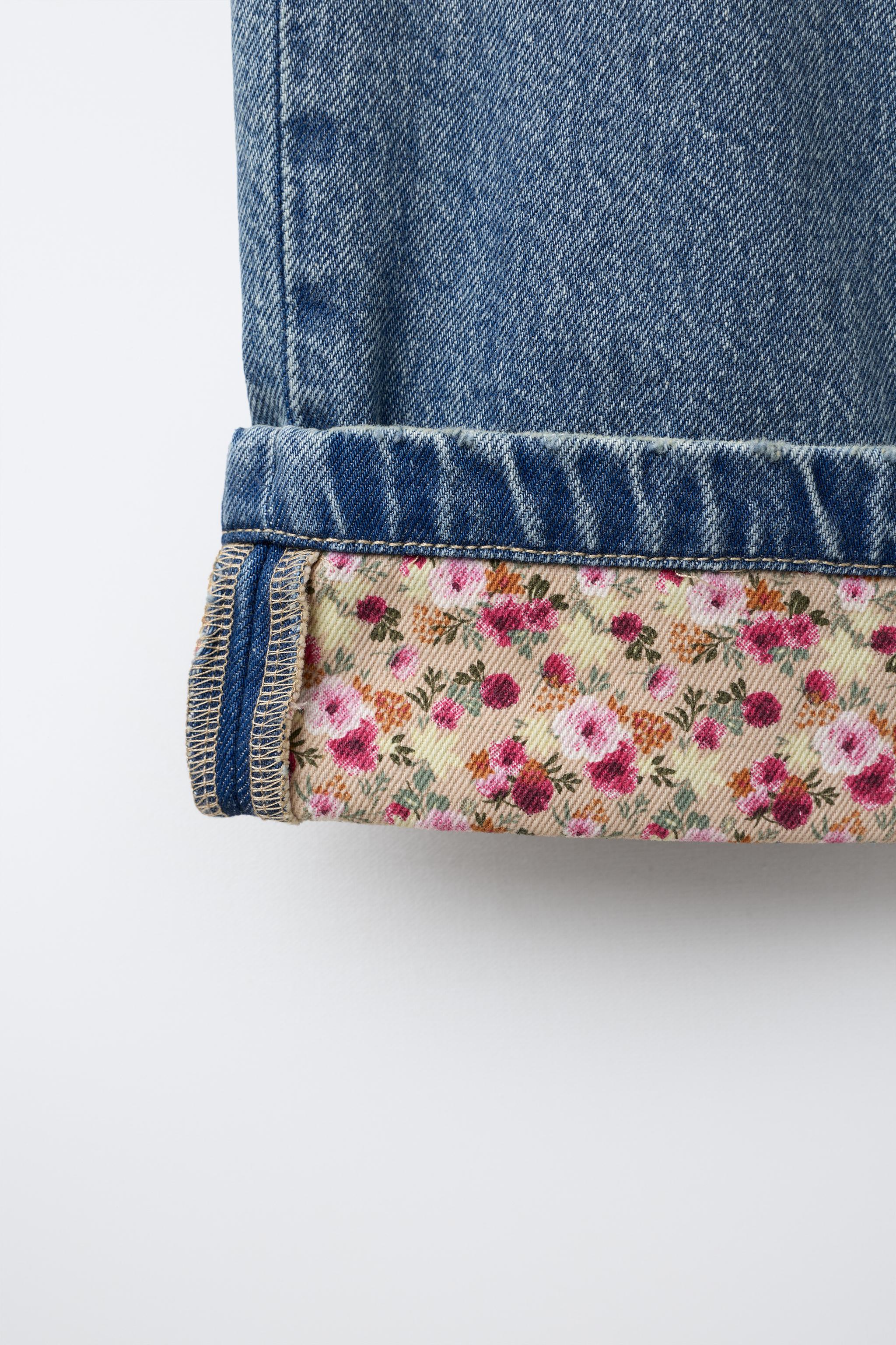 JEAN À REVERS MOTIF FLEURS