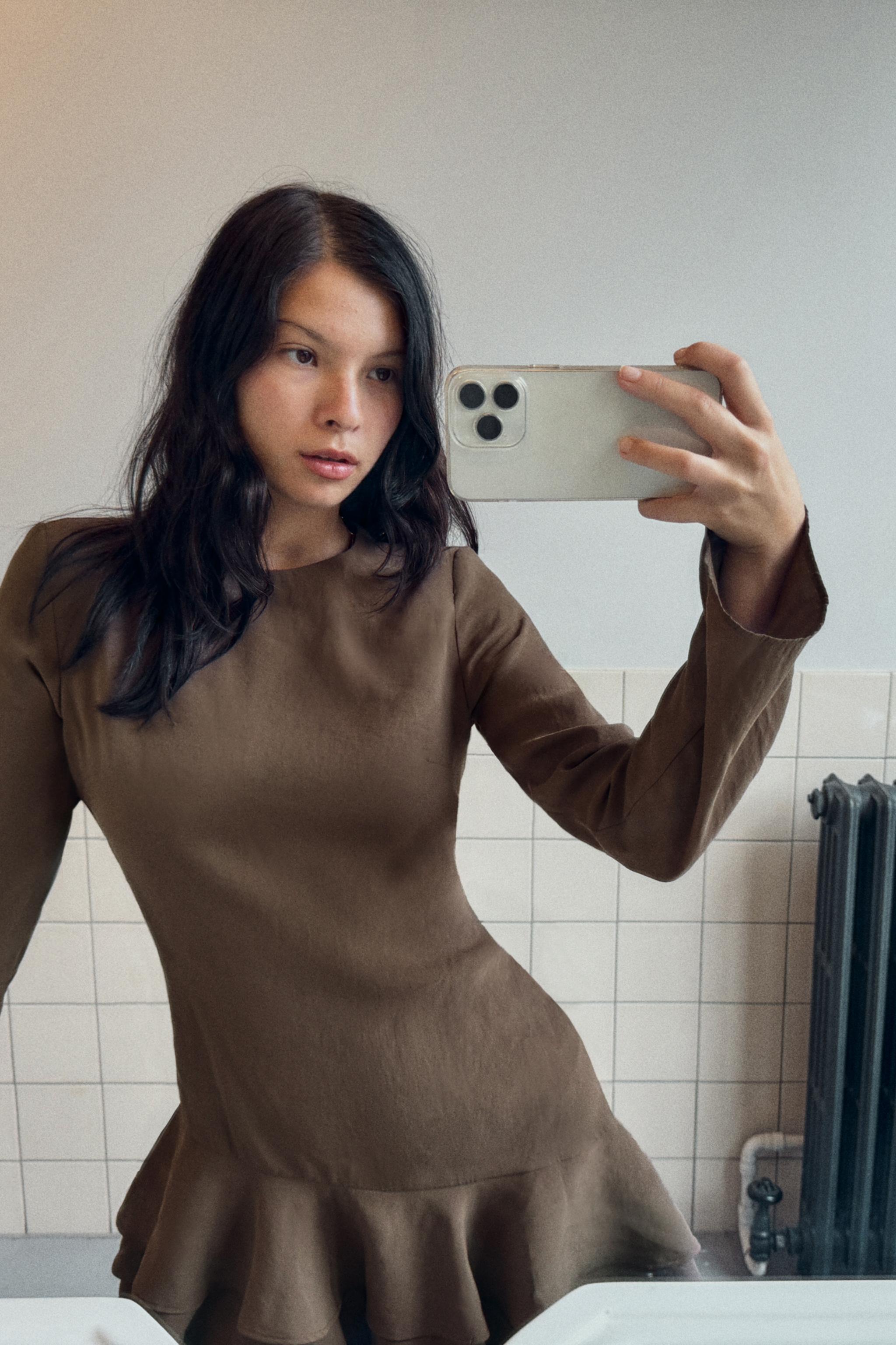 フリル付きショート丈フルイドワンピース - チョコレート | ZARA フリル付きショート丈フルイドワンピース - チョコレート | ZARA