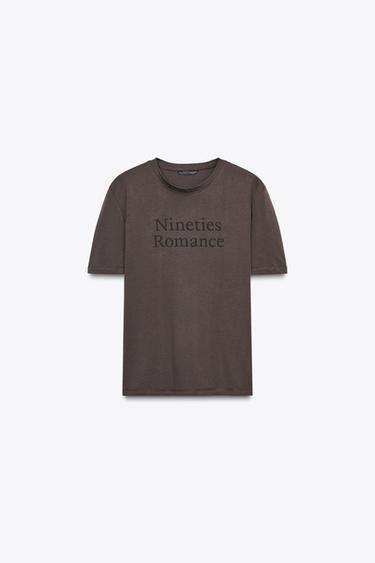 CAMISETA TEXTO - Chocolate de Zara