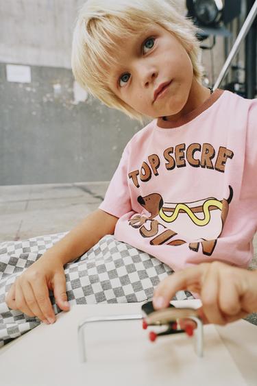 تيشرت بطبعة بلون متباين - وردي الخاص بـ Zara