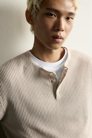 STRIKKET T-SHIRT MED HENLEY-HALS - is fra Zara