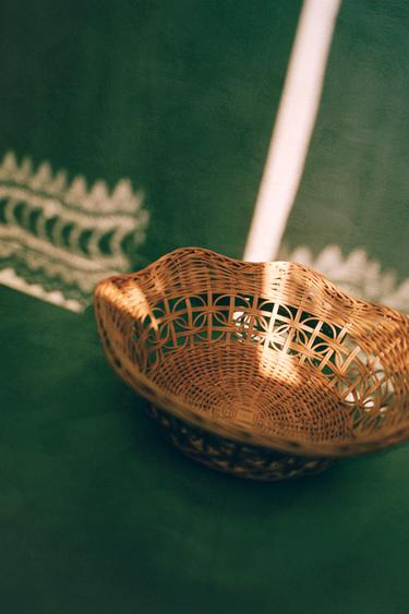 RATTAN HAMPER WITH A SCALLOPED EDGE - Light beige by Zara