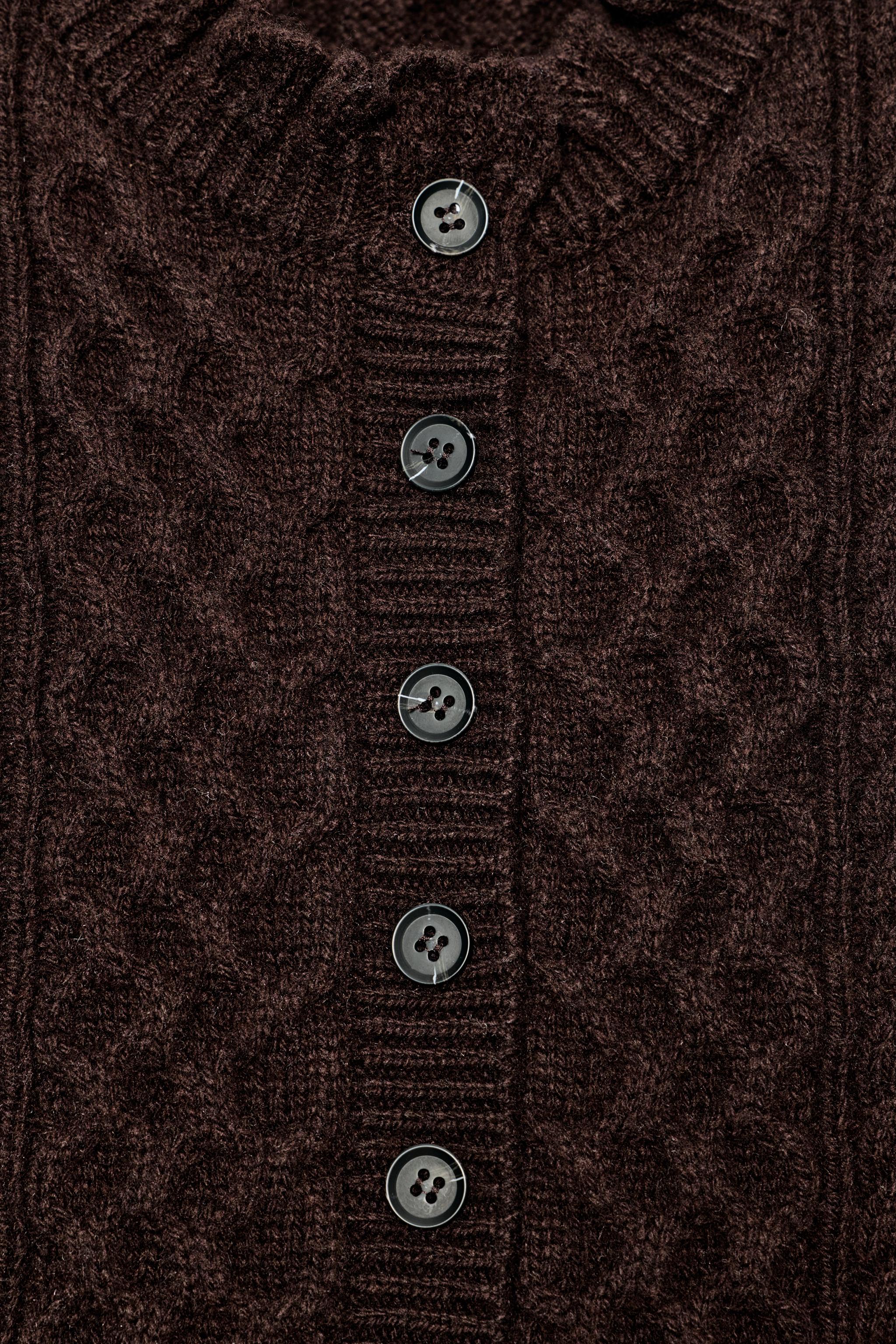 GILET EN MAILLE TORSADÉE À VOLANTS